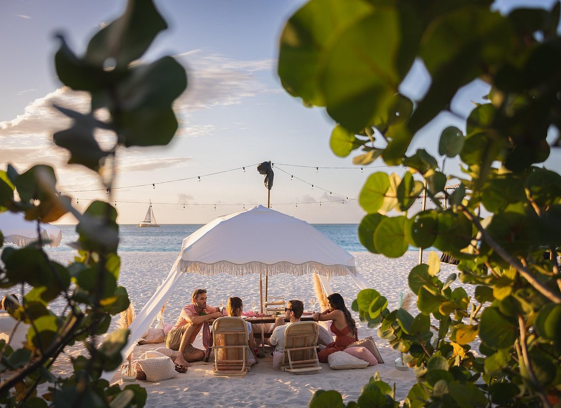 Aruba Beach Romantic Sunset Photoshoot & Picnic in Luxury Cabana