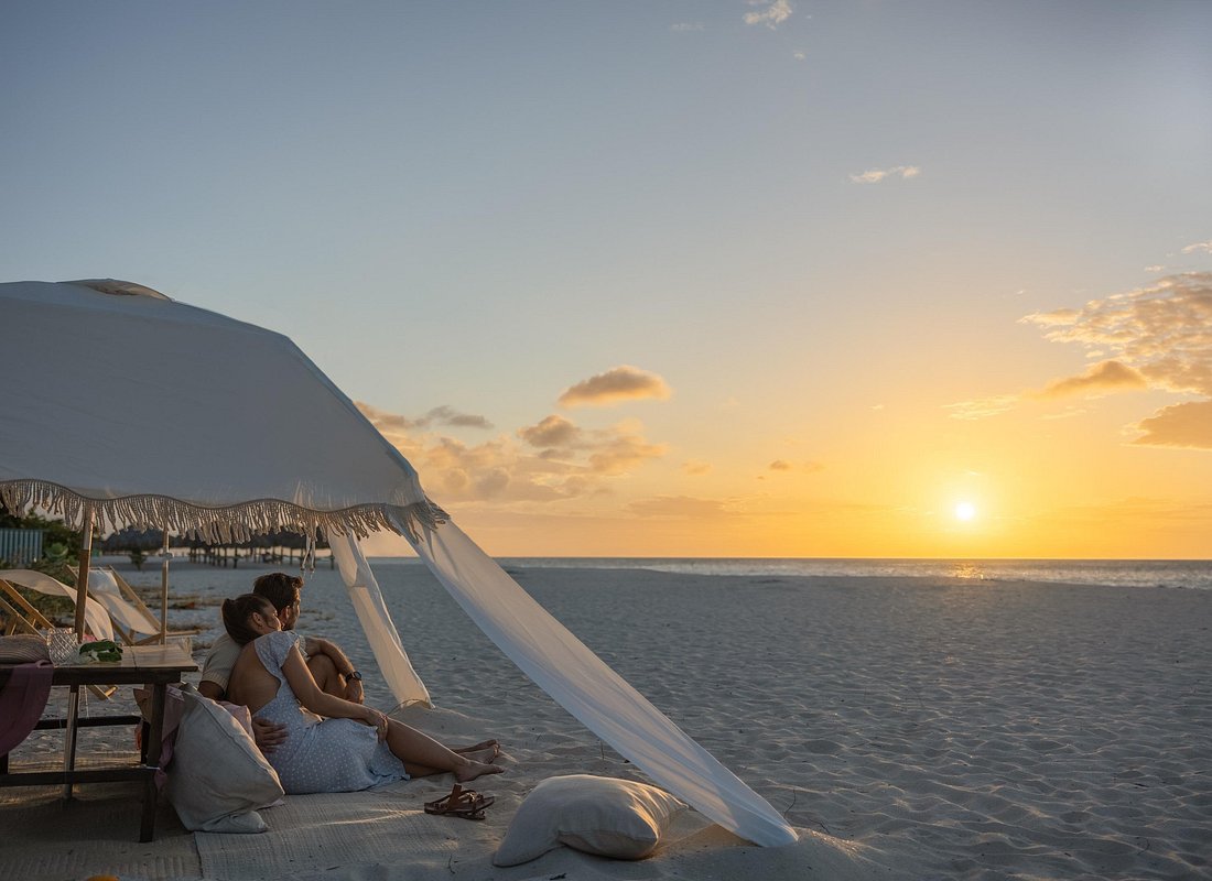 Aruba Eagle Beach Romantic Sunset Picnic in a Luxury Cabana