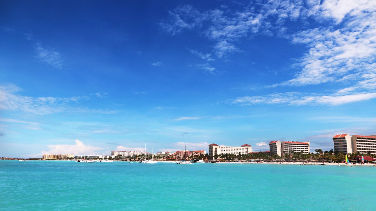 Eagle Beach vs Palm Beach: Where to Stay