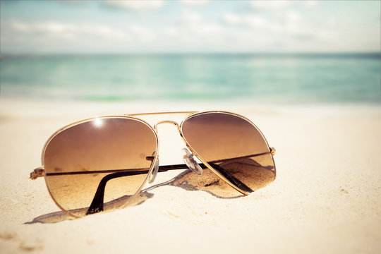 Polarized sunglasses for beach eye protection