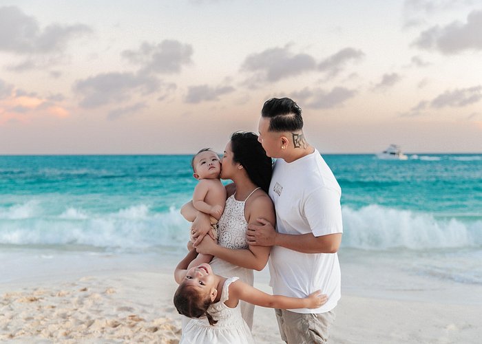 Family Beach Photoshoot in Aruba with a Local Photographer